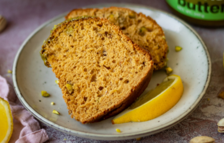 Fitness Συνταγή: Bundt κέικ με τον υπέροχο συνδυασμό γεύσεων λεμονιού και πιστάτσιο