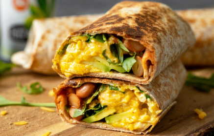 Fitness Συνταγή: Γρήγορο πρωινό Burrito με φασόλια, αβοκάντο και αυγά