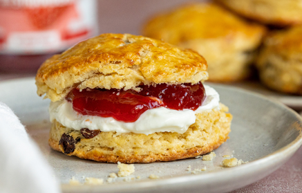 Fitness Συνταγή: Scones με γέμιση κουάρκ και φράουλας